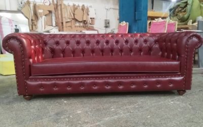 فروش مبل چستر ،تجربه‌ای سلطنتی در خانه خود با مبل چستر قرمز لاکچری!