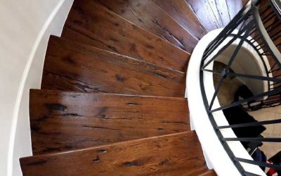 سازنده انواع پله پیچ چوب بلوط سبک روستیک رنگ گردویی + خرید و ساخت سفارشی