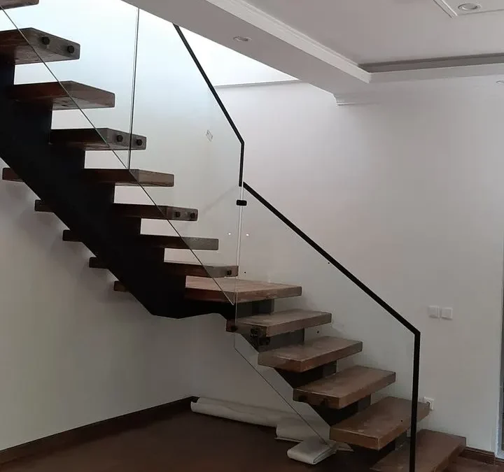این مدل با ترکیب چوب طبیعی و نرده‌های فرفورژه، حس کلاسیک و اشرافی را به فضا می‌بخشد. طراحی منحنی آن، جلوه‌ای هنری و لوکس ایجاد می‌کند.