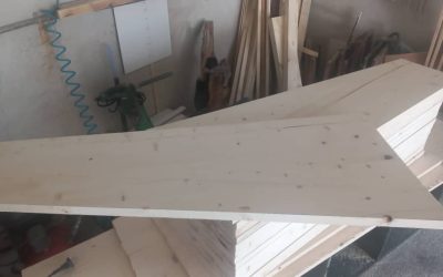 جذابیت سبک روستیک تا مدرن | کف پله چوب کاج روسی با اجرا و رنگ حرفه‌ای