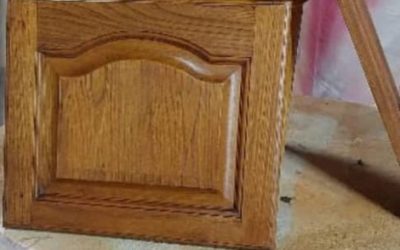 رنگ‌کاری و تعمیر درب کابینت تمام چوب بلوط | گروه مهندسی فن و هنر