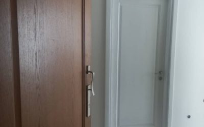 بلوط در دکوراسیون داخلی: مزایا، معایب، و چرا گروه مهندسی می‌تواند بهترین انتخاب باشد