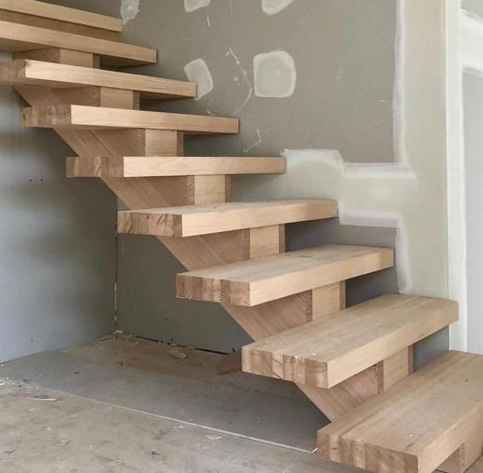 طراحی و اجرای پله محور وسط با چوب طبیعی