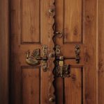 طراحی و ساخت درب ورودی ویلا سبک روستیک و سنتی