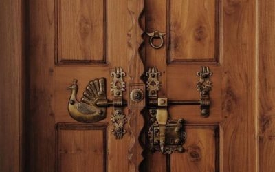 طراحی و ساخت درب ورودی ویلا سبک روستیک و سنتی با امنیت بالا