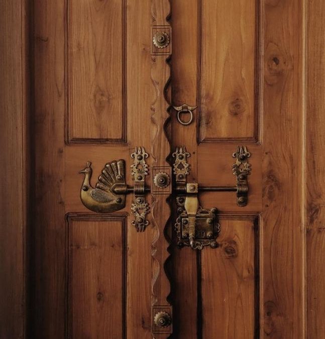 طراحی و ساخت درب ورودی ویلا سبک روستیک و سنتی