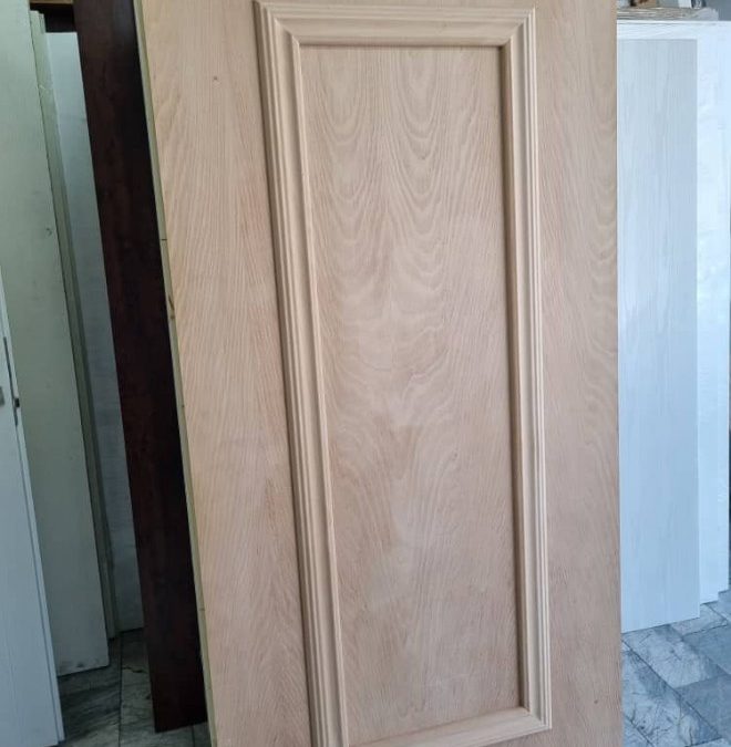 درب‌های تمام چوب روسی شیشه‌خور: تلفیقی از اصالت، استحکام و نورپردازی