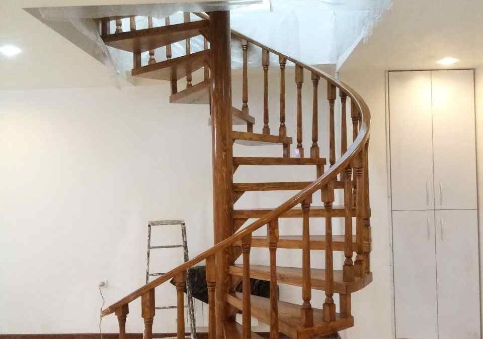 نمونه کار پله چوبی لوکس با نرده قوس دوبلکس | اجرای کف پله و کفپوش چوبی باکس