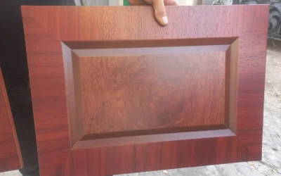 اجرای کابینت آشپزخانه سبز و اکاژو نارنجی، طرح تمام چوب