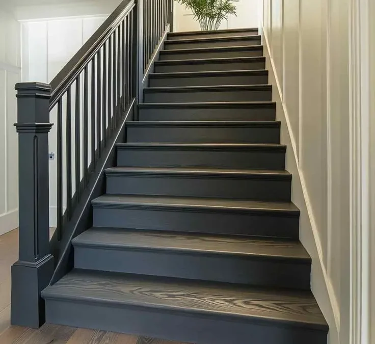 پله چوبی مشکی زغالی مات: انتخابی جسورانه و مدرن برای دکوراسیون داخلی