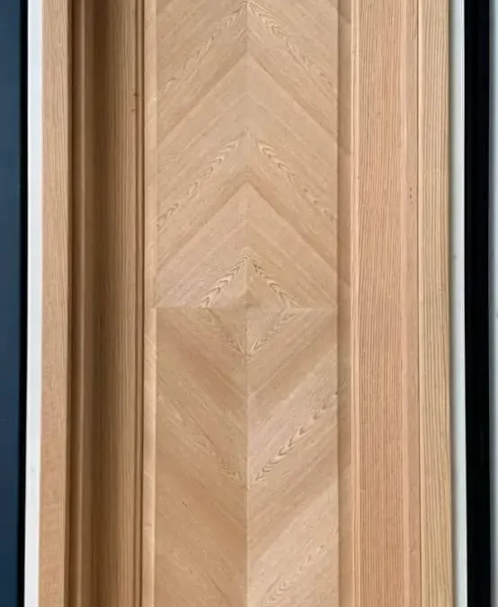 درب روکش جناقی تمام چوب با چهارچوب ساده و کلاسیک شیاری