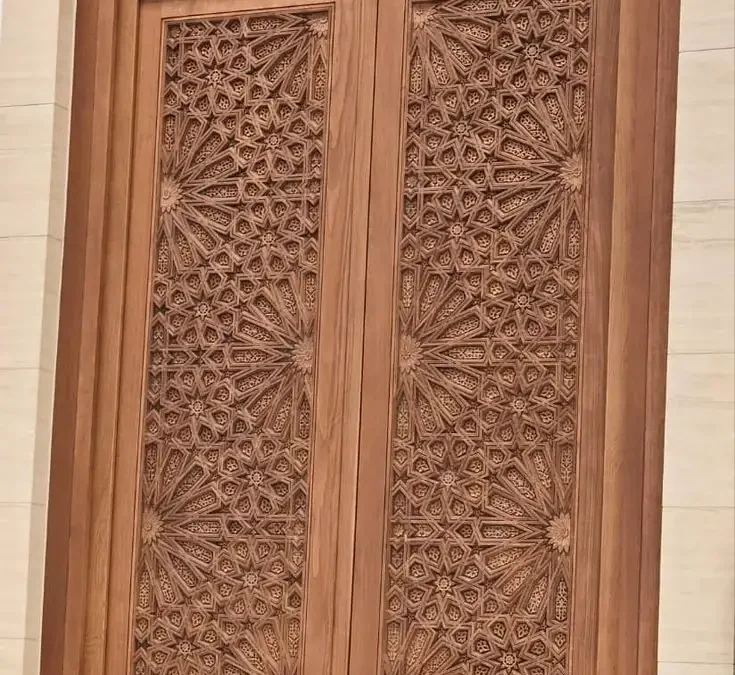 اجرای گره چینی با دستگاه سی ان سی درب چوبی