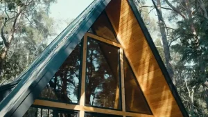 سازنده کلبه چوبی کلاردشت با طراحی سفارشی و اجرای سازه تمام چوب و فلز در مناطق شمالی