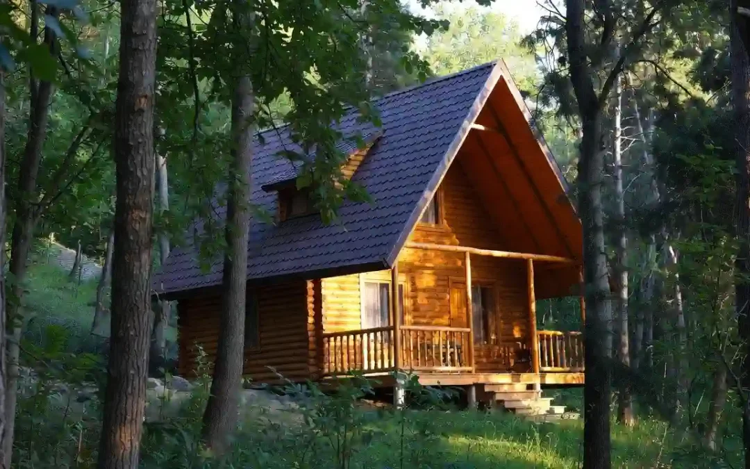 سازنده کلبه چوبی ساری | ساخت سفارشی کلبه‌های چوبی در اقلیم مرطوب شمال