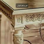 میز غذاخوری 10 نفره چوبی لاکچری با منبت‌کاری دست‌ساز ظریف بر روی پایه‌های مجلل، در یک سالن پذیرایی مدرن-کلاسیک