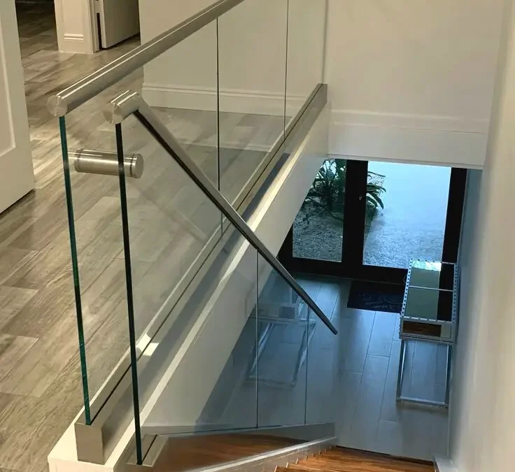 اجرای شیشه های جام امینت و سکوریت پله و درب ، مجری مله فلزی و چوب و شیشه