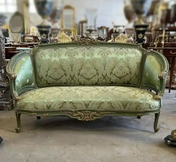 مبل فرانسوی کلاسیک، منبت‌کاری ظریف و پارچه مخمل