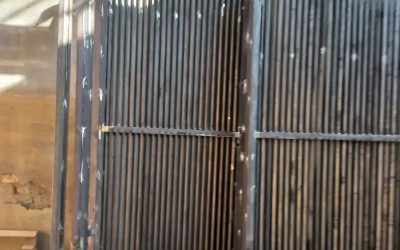 خدمات آهنگری ، ساخت درب های مدرن پیوت با فلز ، شیشه های لمینت و سکوریت مشکی