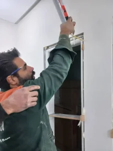 نصب چهارچوب درب با ریسمان‌کشی و فوم