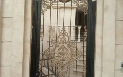 ۵ مزیت مهندسی درب‌های پیوت (لولا پاشنه‌ای) لوکس | طراحی مدرن ۲۰۲۶ فن و هنر